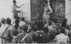 Britanski instruktor drzi cas Partizanima-Vis,1944..jpg