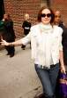 10367_Celebutopia-Julia_Roberts_arrives_at_the_Late_Show_with_David_Letterman-10_122_899lo.jpg