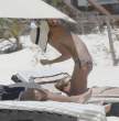 Kate_Bosworth_Bikini_Candids_on_the_Beach_in_Mexico_April_10_2011_07.jpg