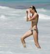 Kate_Bosworth_Bikini_Candids_on_the_Beach_in_Mexico_April_10_2011_16.jpg