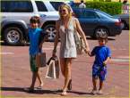 245531337_leann_rimes_toy_shopping_jake_mason_11_122_356lo.jpg