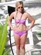 Reese-Witherspoon-Relaxes-Poolside-In-A-Purple-Bikini-In-Honolulu-05-435x580.jpg
