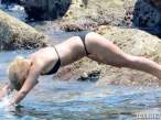 Lara-Bingle-Shows-Off-Her-Bikini-Body-in-Capri-Italy-05-580x435.jpg