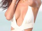 Raffaella-Modugno-Wears-A-White-One-PIece-Thong-To-The-Beach-In-Miami-05-580x435.jpg