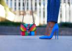 05-street style-colors-valentino-colorful-bag-spring summer 15-blue-suede-so kate-christian louboutin-con dos tacones-c2t.JPG