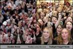 zombie-horde-totally-looks-like-twlight-fangirl-horde.gif